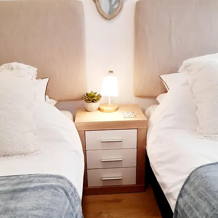 Impressive With 3 Bedrooms Metres From The 아파트 에스테포나