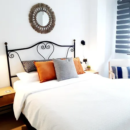 아파트 Impressive With 3 Bedrooms Metres From The 에스테포나