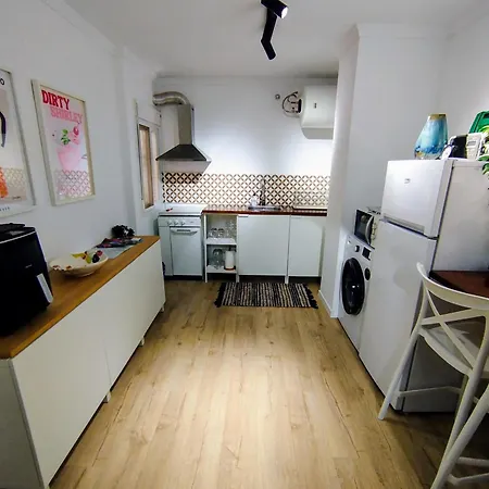 아파트 Impressive With 3 Bedrooms Metres From The *