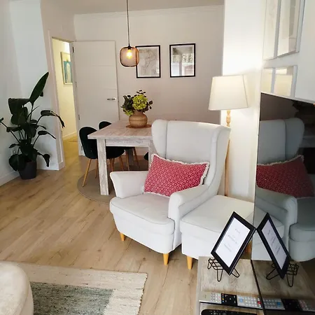 Impressive With 3 Bedrooms Metres From The Lejlighed *