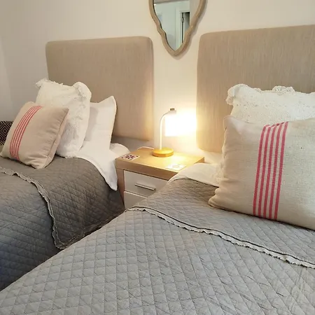 Impressive With 3 Bedrooms Metres From The Lägenhet