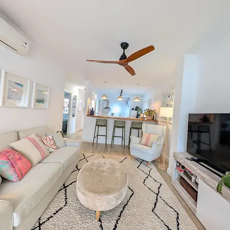Impressive With 3 Bedrooms Metres From The Lägenhet Estepona