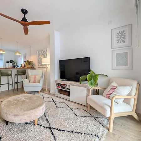 Impressive With 3 Bedrooms Metres From The Lägenhet