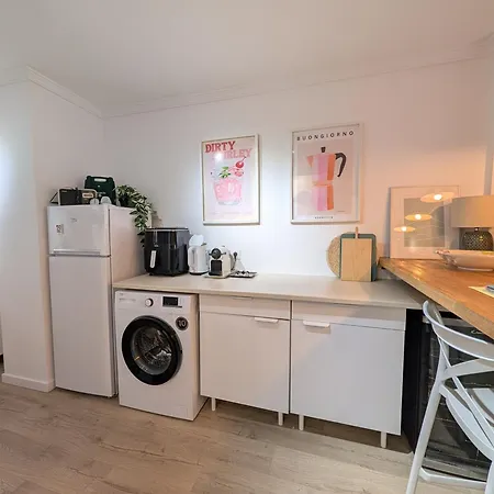 Impressive With 3 Bedrooms Metres From The Lägenhet *