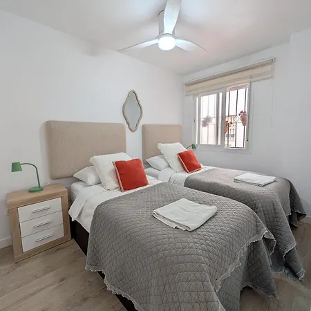 Lägenhet Impressive With 3 Bedrooms Metres From The Estepona