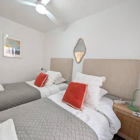 Impressive With 3 Bedrooms Metres From The Lägenhet