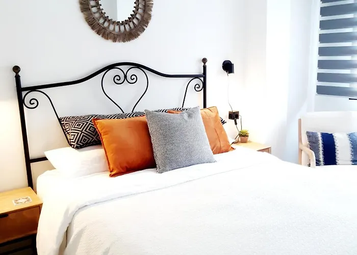 Апартаменты Impressive With 3 Bedrooms Metres From The Эстепона