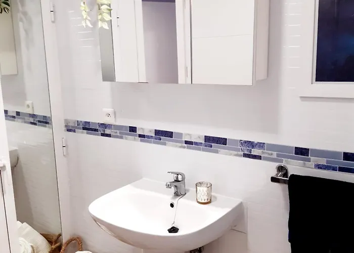 Impressive With 3 Bedrooms Metres From The Эстепона