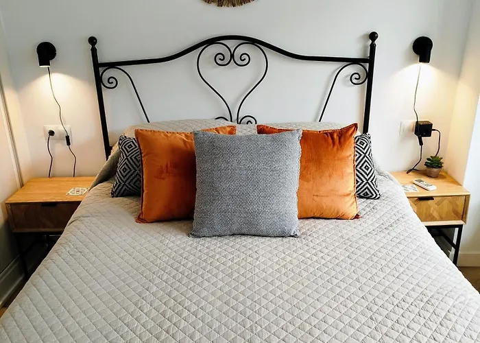 Impressive With 3 Bedrooms Metres From The Lejlighed *